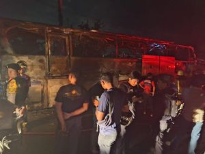 Bus Bawa 5 Penumpang Tujuan Makassar Terbakar di Jalan Trans Sulawesi