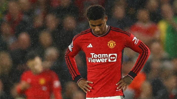 Soccer Football - Premier League - Manchester United v Manchester City - Old Trafford, Manchester, Britain - October 29, 2023  Manchester Uniteds Marcus Rashford reacts after Manchester Citys Phil Foden scores their third goal REUTERS/Molly Darlington NO USE WITH UNAUTHORIZED AUDIO, VIDEO, DATA, FIXTURE LISTS, CLUB/LEAGUE LOGOS OR LIVE SERVICES. ONLINE IN-MATCH USE LIMITED TO 45 IMAGES, NO VIDEO EMULATION. NO USE IN BETTING, GAMES OR SINGLE CLUB/LEAGUE/PLAYER PUBLICATIONS.