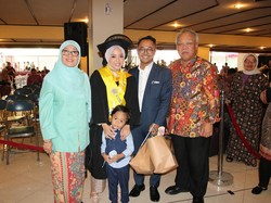 Menteri Basuki Hadiri Wisuda S2 Putrinya di UGM, Jadi Sasaran Selfie Wisudawan