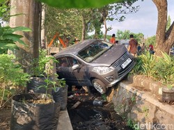 Ertiga Disopiri Kakek Nyemplung Selokan Usai Jemput Cucu di Kota Malang