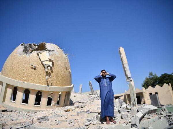 Potret Muazin Gaza Kumandangkan Azan di Reruntuhan Masjid