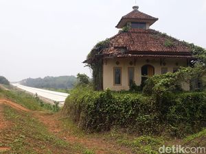 Langka! Ada Musala Ini Berdiri di Tengah Proyek Tol Serang-Panimbang, Kok Bisa?