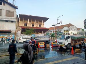 Tim Damkar Dikerahkan Bersihkan Luapan Minyak di Tugu Jogja Tim Damkar Dikerahkan Bersihkan Luapan Minyak di Tugu Jogja