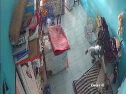 Pria Rampas HP dari Balita yang Sedang Rebahan Sambil Ngedot di Jambi