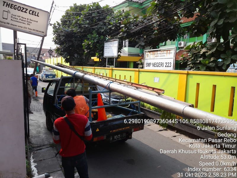 Perbaikan tiang listrik miring oleh PLN di dekat SMP N 223, Pasar Rebo, Jaktim, 31 Oktober 2023. (Dok. Istimewa)