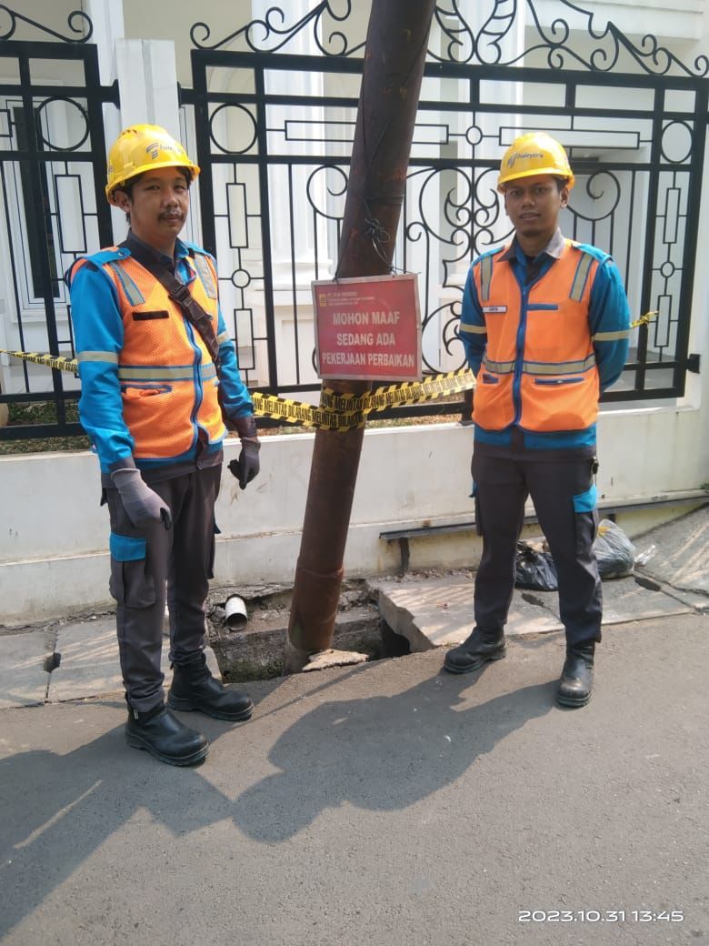 Perbaikan tiang listrik miring oleh PLN di dekat SMP N 223, Pasar Rebo, Jaktim, 31 Oktober 2023. (Dok. Istimewa)