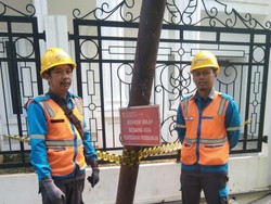 PLN Ganti Tiang Miring Dekat SMP di Pasar Rebo, Target Selesai Malam Ini