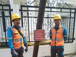 PLN Ganti Tiang Miring Dekat SMP di Pasar Rebo, Target Selesai Malam Ini PLN Ganti Tiang Miring Dekat SMP di Pasar Rebo, Target Selesai Malam Ini