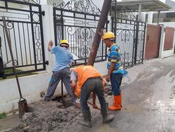 PLN Perbaiki Tiang Listrik Dekat SMP di Pasar Rebo Jaktim