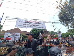 Ribuan Petani Geruduk Perhutani Blitar, Tuntut Pengelolaan Hutan Ribuan Petani Geruduk Perhutani Blitar, Tuntut Pengelolaan Hutan