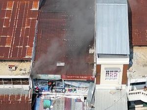 2 Petugas Damkar Palopo Terluka Saat Padamkan Kebakaran Toko Bahan Bangunan 2 Petugas Damkar Palopo Terluka Saat Padamkan Kebakaran Toko Bahan Bangunan