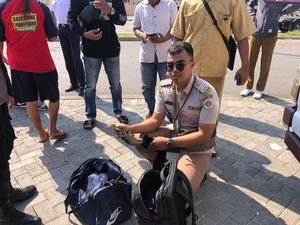Warga Selundupkan Anak Komodo dari Taman Nasional Komodo-Dibungkus Kaus Kaki Warga Selundupkan Anak Komodo dari Taman Nasional Komodo-Dibungkus Kaus Kaki