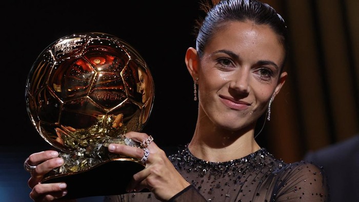 Potret Aitana Bonmati Sabet Ballon d'Or Feminin 2023 untuk Pertama Kalinya Soccer Football - 2023 Ballon d'Or - Chatelet Theatre, Paris, France - October 30, 2023 FC Barcelona's Aitana Bonmati after winning the women's Ballon d'Or REUTERS/Stephanie Lecocq