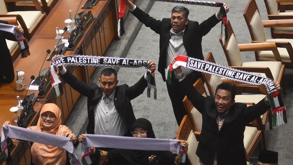 Potret Anggota DPR Pakai Syal Palestina saat Rapat Paripurna