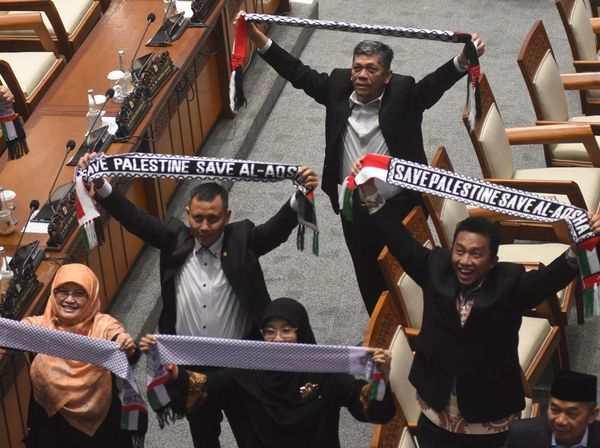 Potret Anggota DPR Pakai Syal Palestina saat Rapat Paripurna
