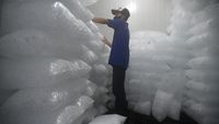 Produksi Es Batu Kristal Meningkat saat Kemarau