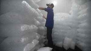 Produksi Es Batu Kristal Meningkat saat Kemarau