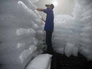 Produksi Es Batu Kristal Meningkat saat Kemarau Produksi Es Batu Kristal Meningkat saat Kemarau