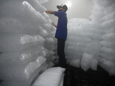 Produksi Es Batu Kristal Meningkat saat Kemarau