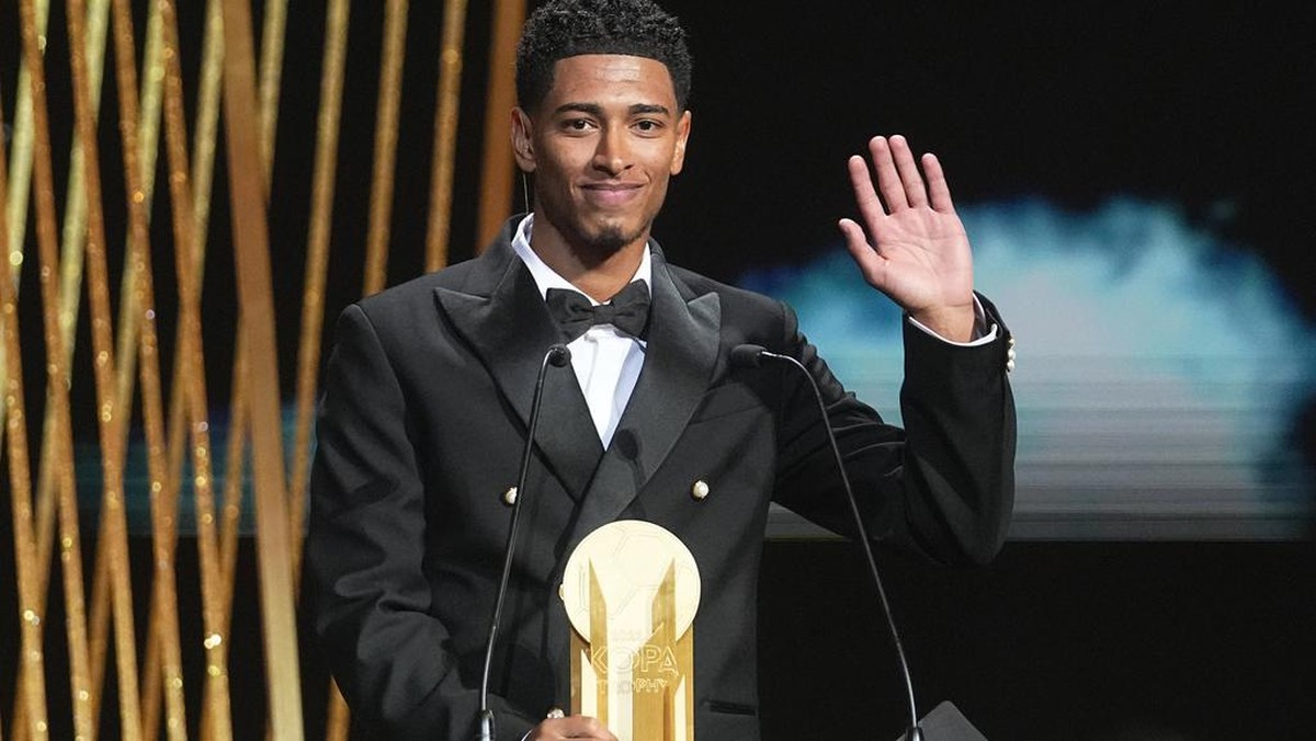 Jude Bellingham raih Kopa Trophy 2023. (Foto: AP/Michel Euler)