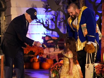 Rayakan Halloween, Joe Biden Bagi-bagi Permen di Gedung Putih