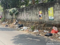 Jorok! Sampah Dibuang Sembarangan di Pinggir Jalan Leuwinanggung Depok