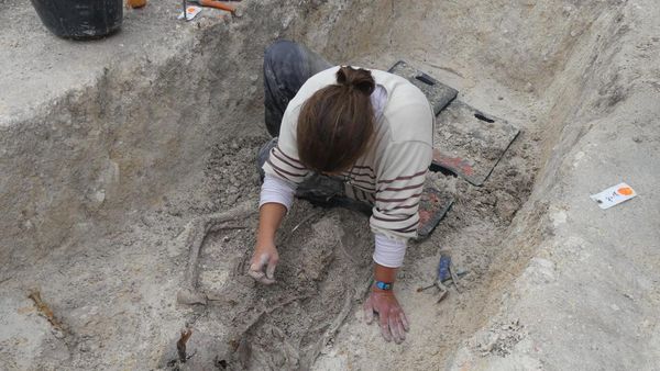 Potret Sarkofagus Batu Isi Kerangka Diekskavasi di Prancis