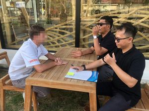 Tepergok Jadi Juru Masak Ilegal di Kuta Mandalika, Bule Belanda Dideportasi Tepergok Jadi Juru Masak Ilegal di Kuta Mandalika, Bule Belanda Dideportasi