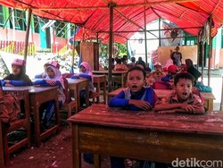 Respons Bupati Sukabumi soal Siswa SD Belajar di Tenda