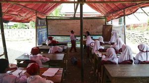 Siswa SD di Bantargebang Belajar di Tenda Darurat