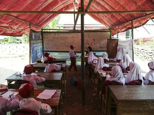 Siswa SD di Bantargebang Belajar di Tenda Darurat