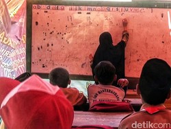Isi Hati Siswa SD Belajar di Tenda: Pak Jokowi Kami Ingin Sekolah Bagus