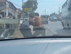 Rebutan Penumpang, 2 Sopir Bus Adu Jotos di Depan Polsek Bawang Banjarnegara