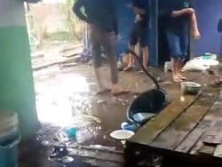 Tenda Penyintas Gempa Cianjur Bocor, Warga Mengungsi ke Masjid