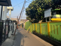 Tiang Listrik Dekat SMP di Pasar Rebo Jaktim Ini Miring, Warga Khawatir