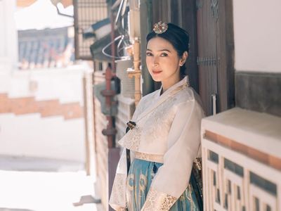 8 Adu Gaya Hot Mom Nabila Syakieb & Yasmine Wildblood Pakai Hanbok, Memesona!
