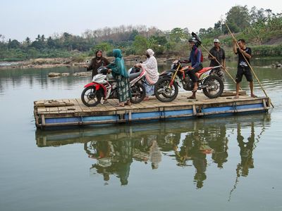Air Surut, Sungai di Gowa jadi Penyeberangan Alternatif