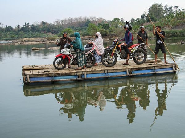 Air Surut, Sungai di Gowa jadi Penyeberangan Alternatif