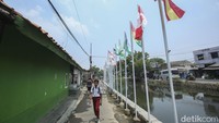 Seorang warga mengatakan keberadaan bendera-bendera ini baru saja dipasang sejak satu pekan lalu.