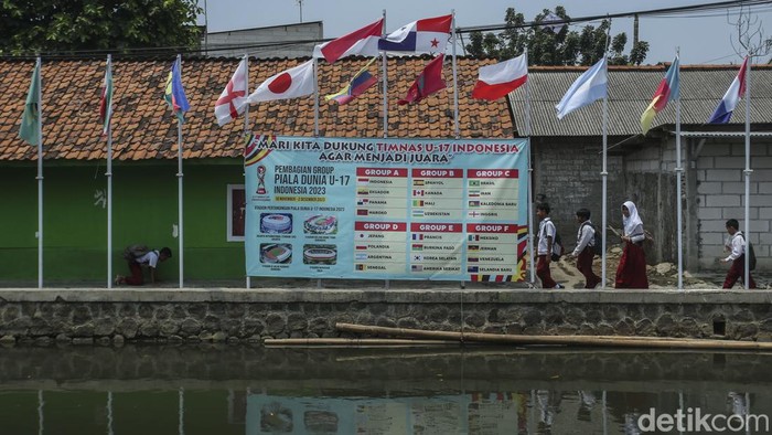 Antusias Warga Bekasi Sambut Piala Dunia U-17 Antusias Warga Bekasi Sambut Piala Dunia U-17