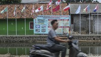 Warga beraktivitas di Kampung Asem, Bekasi, Rabu (1/11/2023). Kampung ini memiliki sejumlah tiang yang dilengkapi dengan bendera-bendera peserta Piala Dunia U-17.