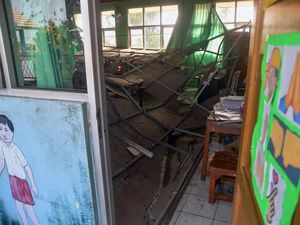 Diterjang Angin Kencang, Atap SD di Bogor Ambruk