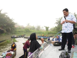 BPJS Jemput Bola Perluas Layanan Pakai Perahu di Pasar Terapung