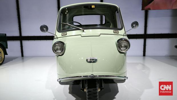 Daihatsu Midget MP5 1957 mejeng di Japan Mobility Show 2023. Mobil roda tiga ini dikenal dengan sebutan bemo di Indonesia dan sempat beredar pada 1960-an.