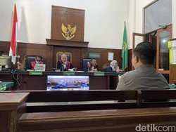 Pria Surabaya Dikeroyok 3 Terdakwa gegara Senggol Spion Mobil hingga Pecah