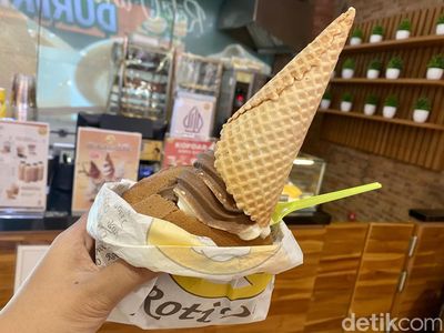 Begini Sensasi Enak Makan Roti Kopi pakai Es Krim Cone