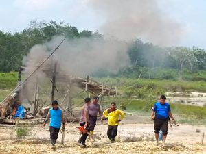 5 Rakit Tambang Emas di Kuansing Dibakar, Pelaku Hilang