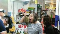 Gaya Kocak Inaya Wahid saat Sarapan dan Jajan Durian