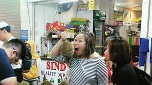 Gaya Kocak Inaya Wahid saat Sarapan dan Jajan Durian