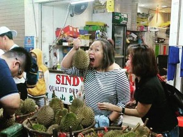 Gaya Kocak Inaya Wahid saat Sarapan dan Jajan Durian